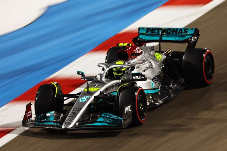 Lewis Hamilton e seu Mercedes W13. Motor alem&atilde;o ficou para tr&aacute;s?